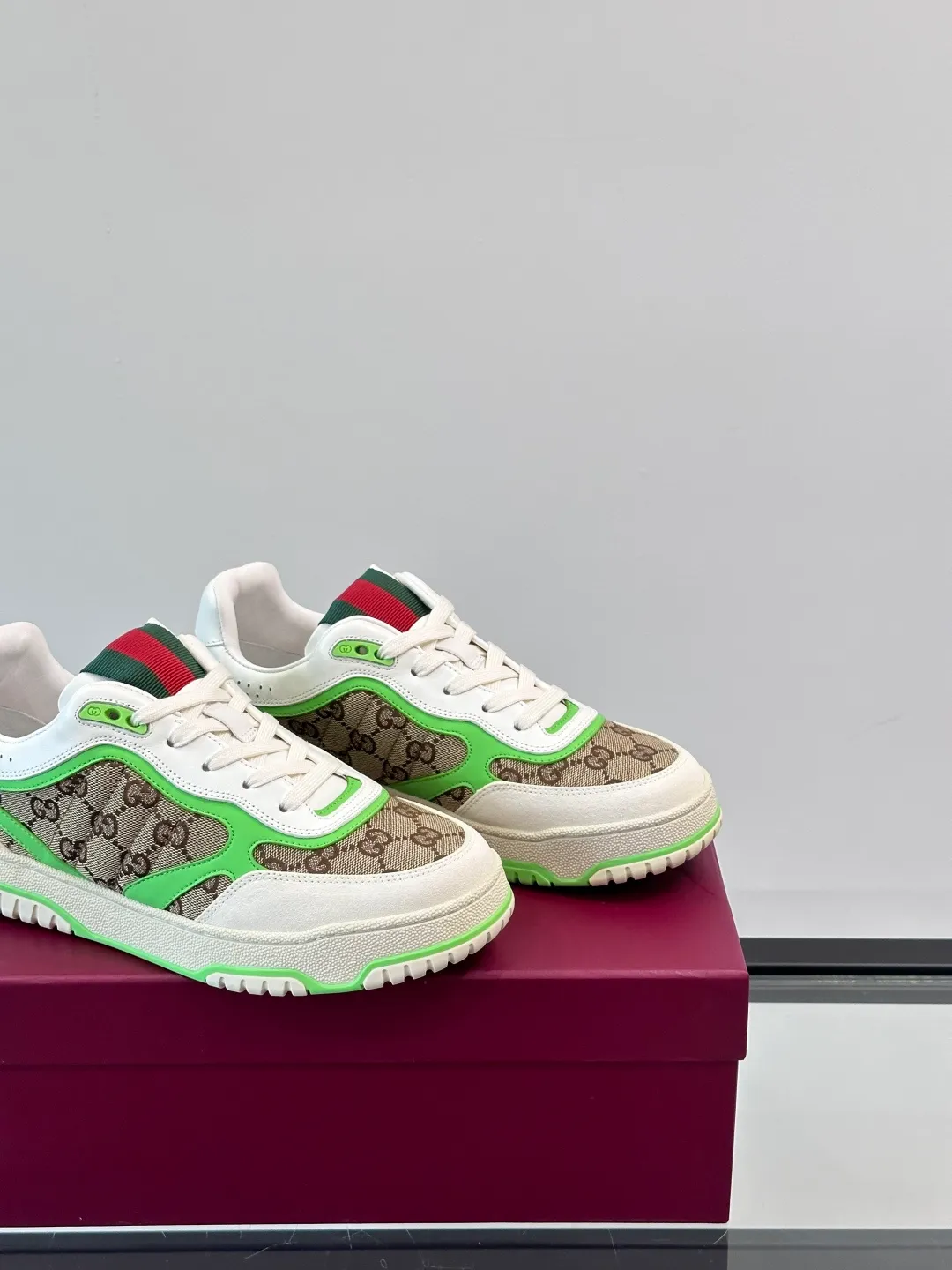 Men's Men's Shoes 💰480 [New Style] 🦨🦨Gucci 𝐆𝐮𝐜𝐜𝐢 𝐑𝐞-𝐖𝐞𝐛 As a sneaker created by Sabato De Sarno for Gucci, the Re-Web series reinterprets the brand's classic stripes, with bold and unique details to set off a modern silhouette design. These shoes are crafted from white leather. This new sneaker is ingeniously decorated with many of the brand's classic details, and is equipped with a bright red and green webbing tongue, which will make people fall in love at first sight. White leather has been specially treated to be soft and shiny, with an embossed grained texture. Script Gucci logo and Interlocking G web label with Interlocking G and script Gucci logo. Rubber outsole with Interlocking G detail eyelets. Web tongue. Size: Female 35-40 (Female 41, 42 customized). Male 38-44 (45, 46 customized)